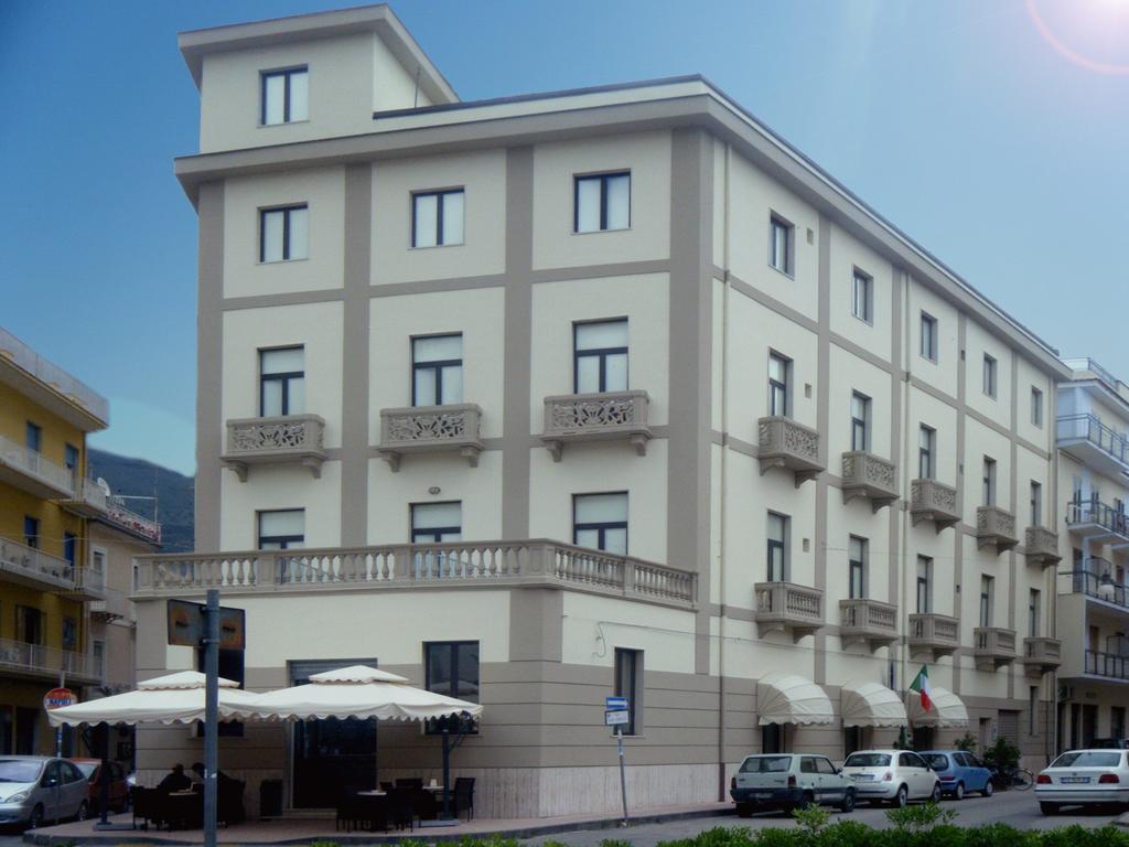 Hotel Vittoria Сапрі Екстер'єр фото